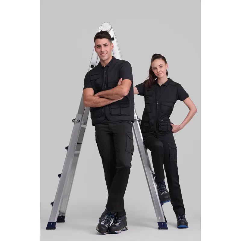 Pantalón stretch cargo Norvil PRATO 4 Pantalón stretch cargo Norvil PRATO en negro, vista frontal, con varias personas.