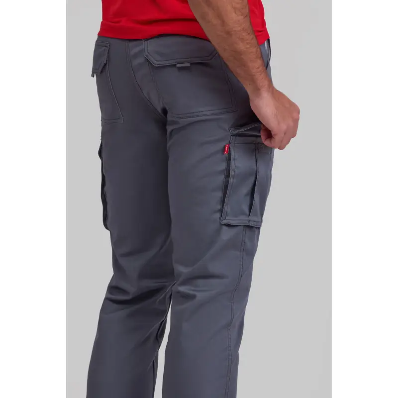 Pantalón stretch cargo Norvil PRATO 6 Pantalón stretch cargo Norvil PRATO en gris oscuro, vista trasera, sobre modelo y encuadre parcial.