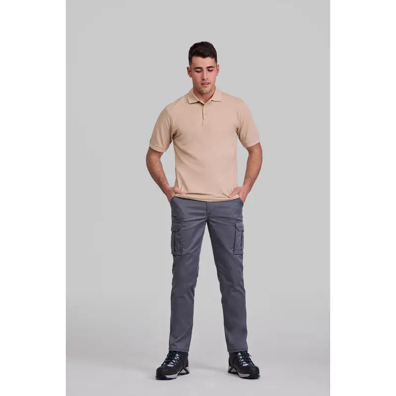 Pantalón stretch cargo Norvil PRATO 5 Pantalón stretch cargo Norvil PRATO en gris oscuro, vista frontal, sobre modelo.