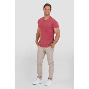 Camiseta unisex Norvil RIBERA en granate, vista frontal, sobre modelo.