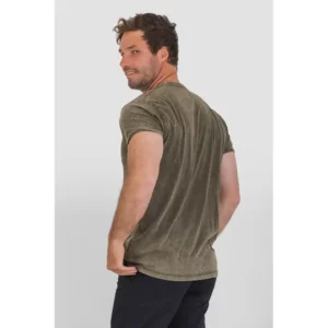 Camiseta unisex Norvil RIBERA en verde kaki, vista trasera, sobre modelo.