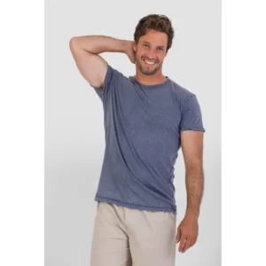 Camiseta unisex Norvil RIBERA en azul grisáceo, vista frontal, sobre modelo.