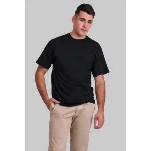 Camiseta básica unisex Norvil ROMA en negro, vista frontal, sobre modelo.