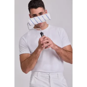 Camiseta básica unisex Norvil ROMA en blanco, vista frontal, sobre modelo.