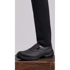 Zapato chef unisex Norvil TILO en negro, zapato puesto en vista lateral.