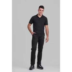 Polo básico unisex Norvil TOKIO en negro, vista frontal, sobre modelo.