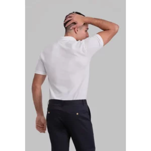 Polo básico unisex Norvil TOKIO en blanco, vista trasera, sobre modelo.