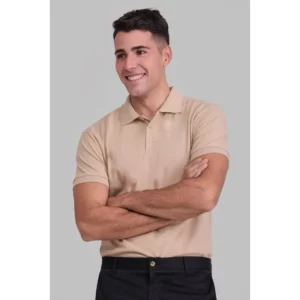 Polo básico unisex Norvil TOKIO en beige claro, vista frontal, sobre modelo.