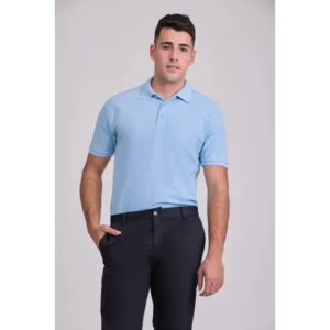 Polo básico unisex Norvil TOKIO en azul celeste, vista frontal, sobre modelo.