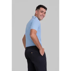 Polo básico unisex Norvil TOKIO en azul celeste, vista trasera, sobre modelo.