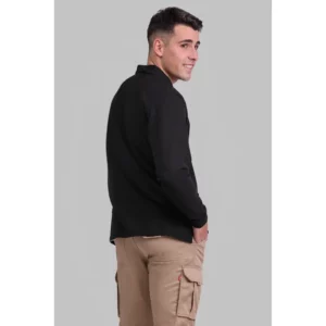 Polo básico unisex Norvil TUNEZ en negro, vista trasera, sobre modelo.