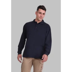 Polo básico unisex Norvil TUNEZ en marino, vista frontal, sobre modelo.