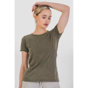 Camiseta de mujer Norvil VEGA en verde kaki, vista frontal, sobre modelo.