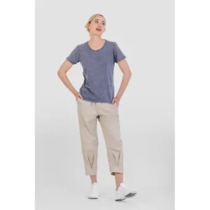 Camiseta de mujer Norvil VEGA en azul grisáceo, vista frontal, sobre modelo.