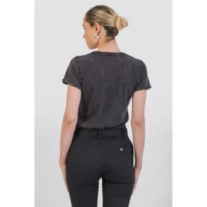 Camiseta de mujer Norvil VEGA en negro, vista trasera, sobre modelo.