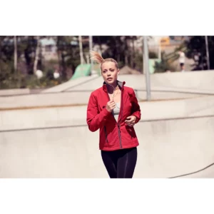 Chaqueta PRINTER ESSENTIALS TRIAL LADY SOFTSHELL 2261045, con modelo