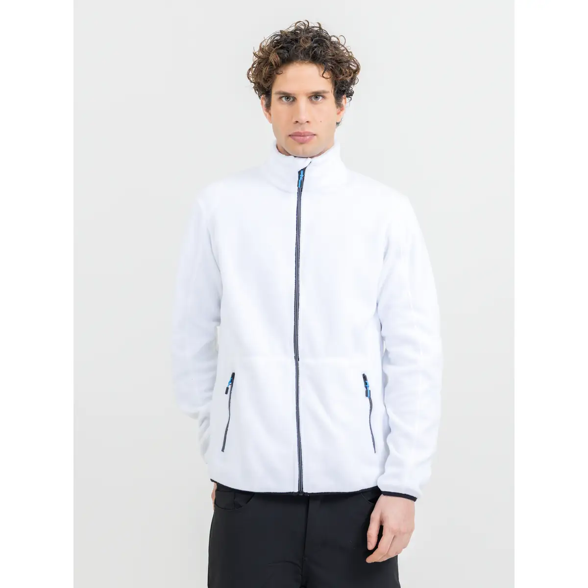 Polar hombre PRINTER ESSENTIALS SPEEDWAY FLEECE 2261500 1 Polar hombre PRINTER ESSENTIALS SPEEDWAY FLEECE 2261500, vista frontal con modelo
