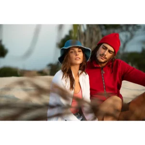 Sudadera hombre PRINTER ESSENTIALS JAVELIN RSX 2262054 / Sudadera mujer PRINTER ESSENTIALS JAVELIN LADY 2262055, con modelo, vista de campaña con modelos sentados