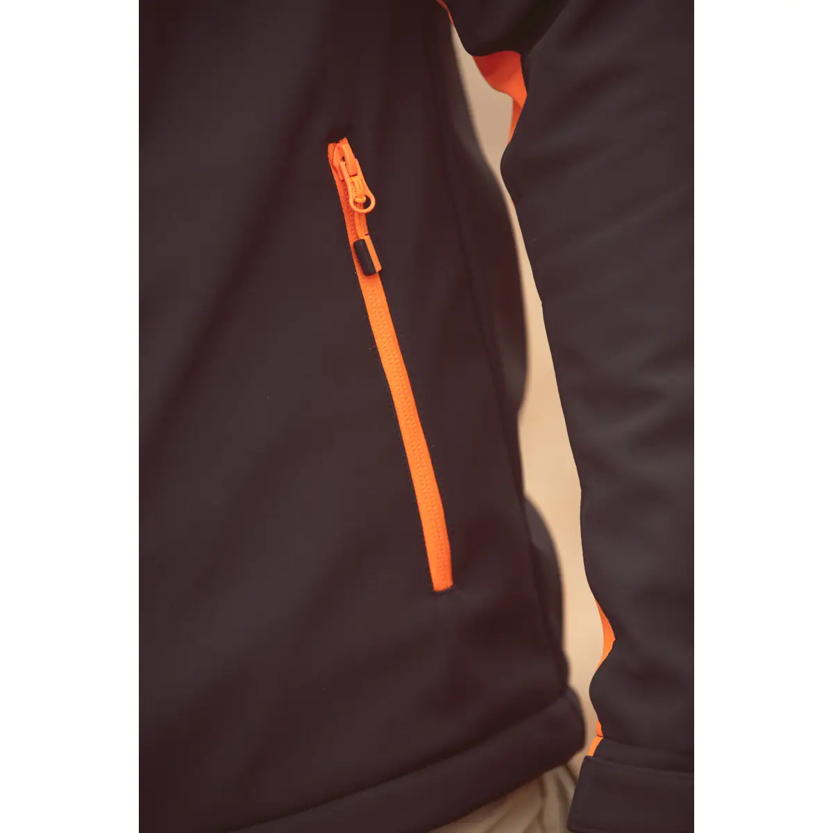 Chaqueta hombre PRINTER PRIME PRIME SOFTSHELL 2261065 2 Chaqueta hombre PRINTER PRIME PRIME SOFTSHELL 2261065, con modelo, detalle del bolsillo del pecho