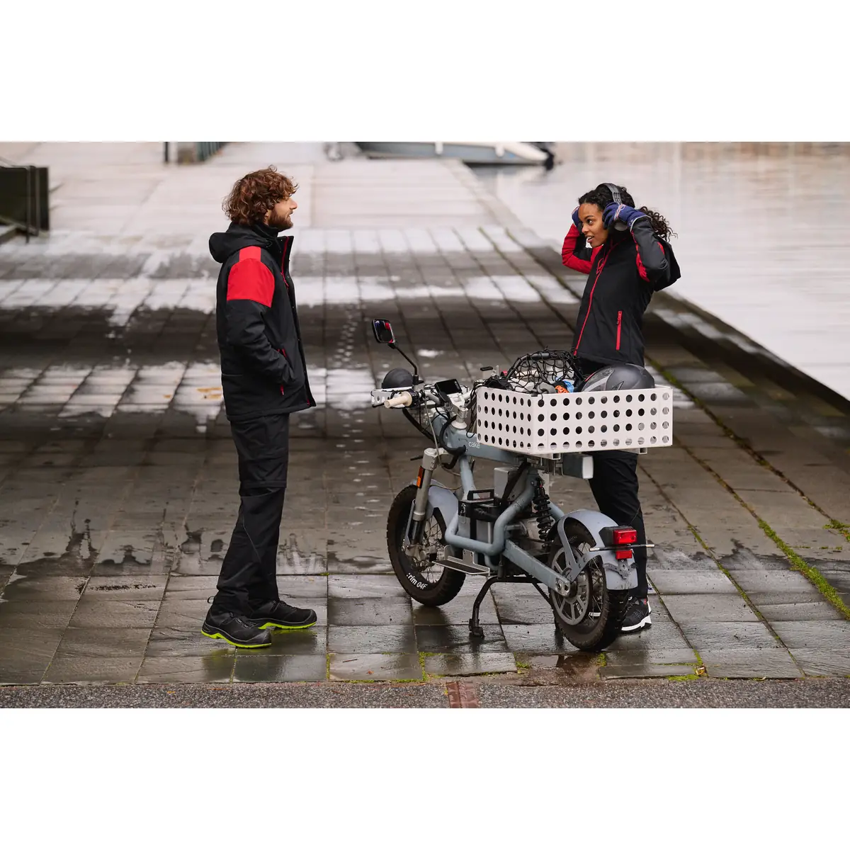 Chaqueta hombre PRINTER PRIME PADDED SOFTSHELL 2261071 1 Chaqueta mujer PRINTER PRIME PRIME SOFTSHELL LADY 2261066 / Chaqueta hombre PRINTER PRIME PADDED SOFTSHELL 2261071, con modelos en exterior