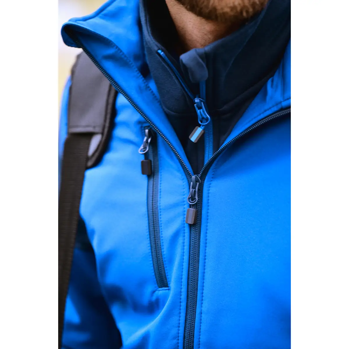Chaqueta hombre PRINTER PRIME PADDED SOFTSHELL 2261071 40 Chaqueta hombre PRINTER PRIME PADDED SOFTSHELL 2261071, con modelo, detalle del cuello y bolsillo del pecho