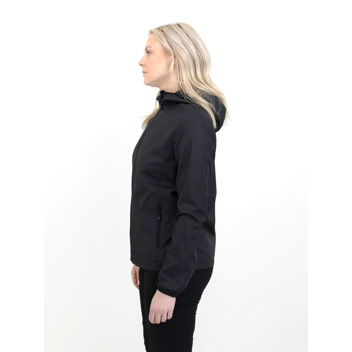 Cortaviento mujer PRINTER RED GRAB WINDBREAKER WOMEN 2261080 2 Cortaviento mujer PRINTER RED GRAB WINDBREAKER WOMEN 2261080, con modelo, lateral izquierdo