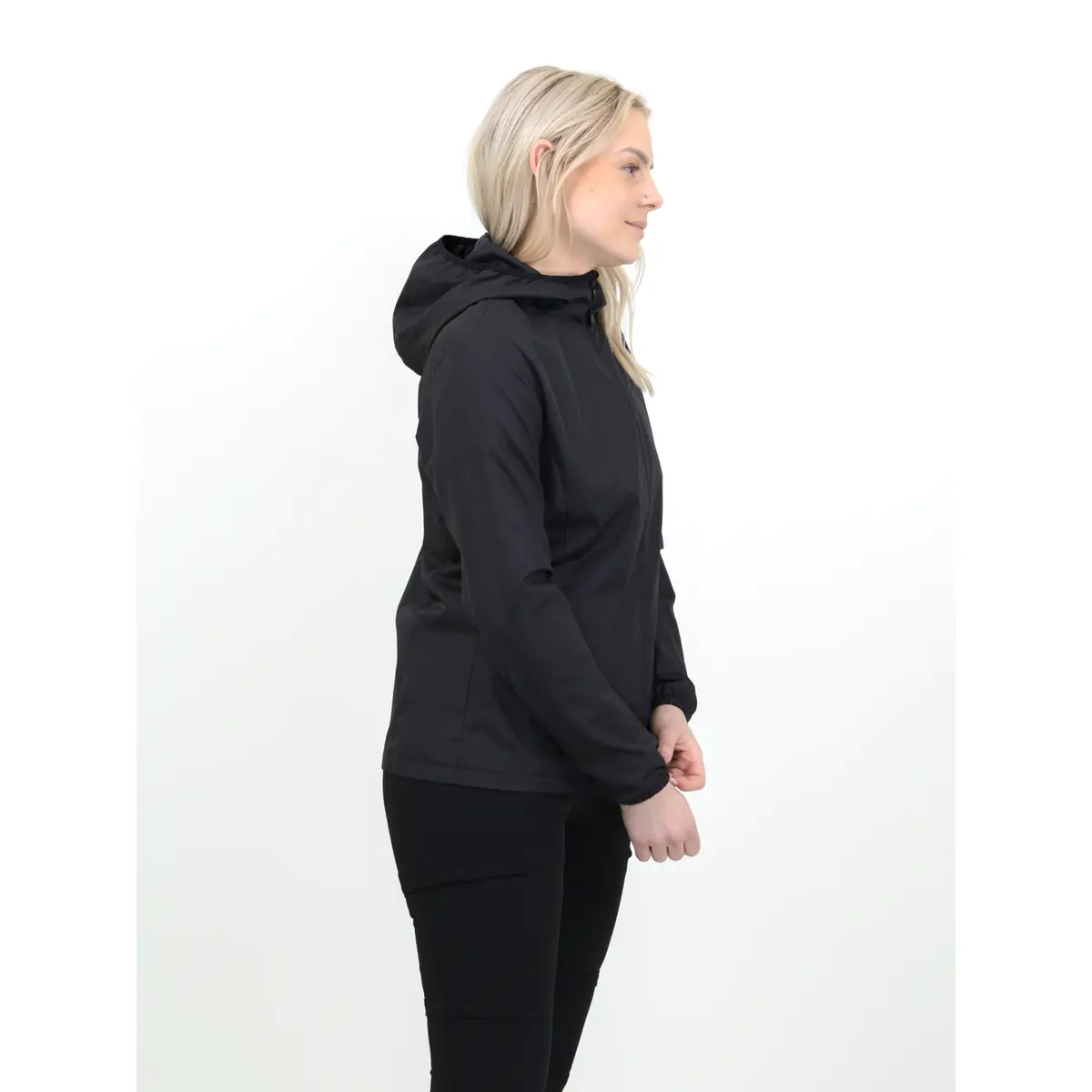 Cortaviento mujer PRINTER RED GRAB WINDBREAKER WOMEN 2261080 21 Cortaviento mujer PRINTER RED GRAB WINDBREAKER WOMEN 2261080, con modelo, lateral derecho