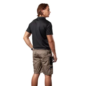 Polo PROJOB 2040 642040 y pantalón corto PROJOB 5535 645535, vista posterior con modelo