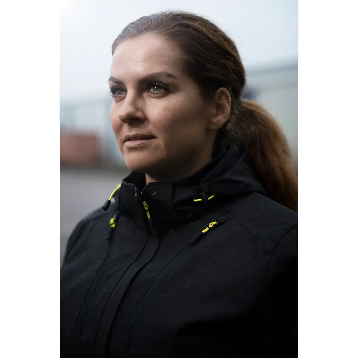 Chaqueta para mujer PROJOB 3413 VENTAIR 643413 16 Chaqueta para mujer PROJOB 3412 VENTAIR 643412 / Chaqueta para mujer PROJOB 3413 VENTAIR 643413, con modelo, detalle del cuello