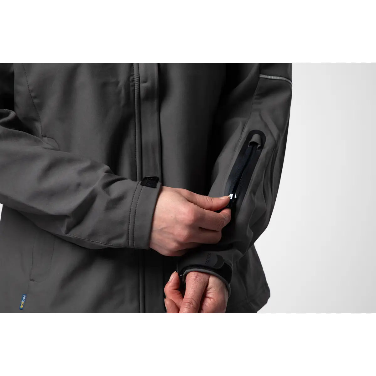 Chaqueta para mujer PROJOB 3413 VENTAIR 643413 7 Chaqueta para mujer PROJOB 3412 VENTAIR 643412 / Chaqueta para mujer PROJOB 3413 VENTAIR 643413, con modelo, detalle del bolsillo de la manga