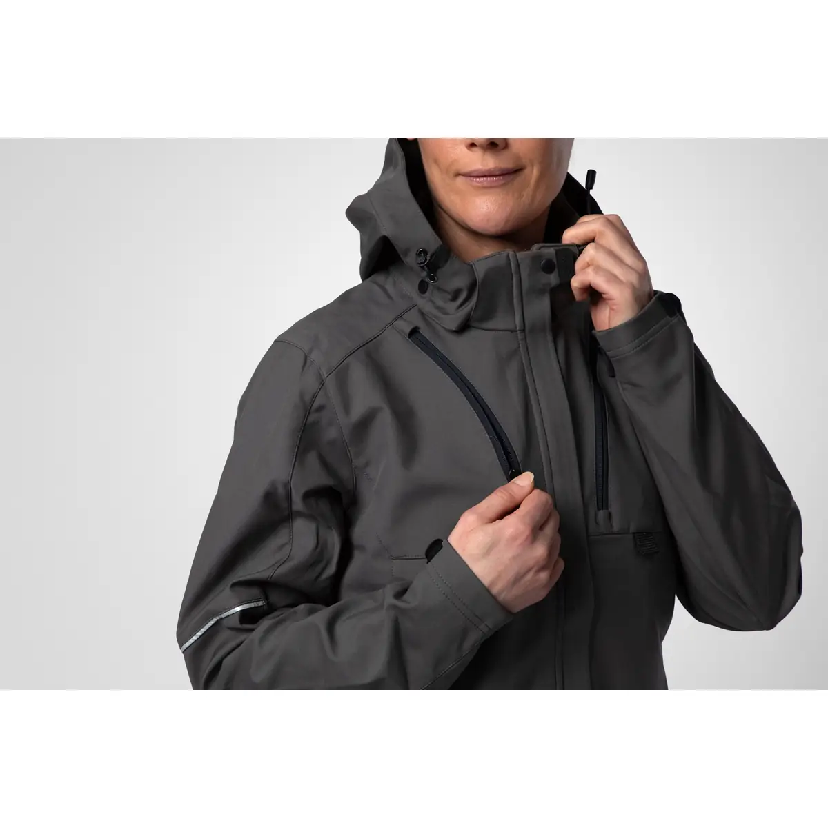 Chaqueta para mujer PROJOB 3413 VENTAIR 643413 2 Chaqueta para mujer PROJOB 3412 VENTAIR 643412 / Chaqueta para mujer PROJOB 3413 VENTAIR 643413, con modelo, detalle del cuello y cremallera