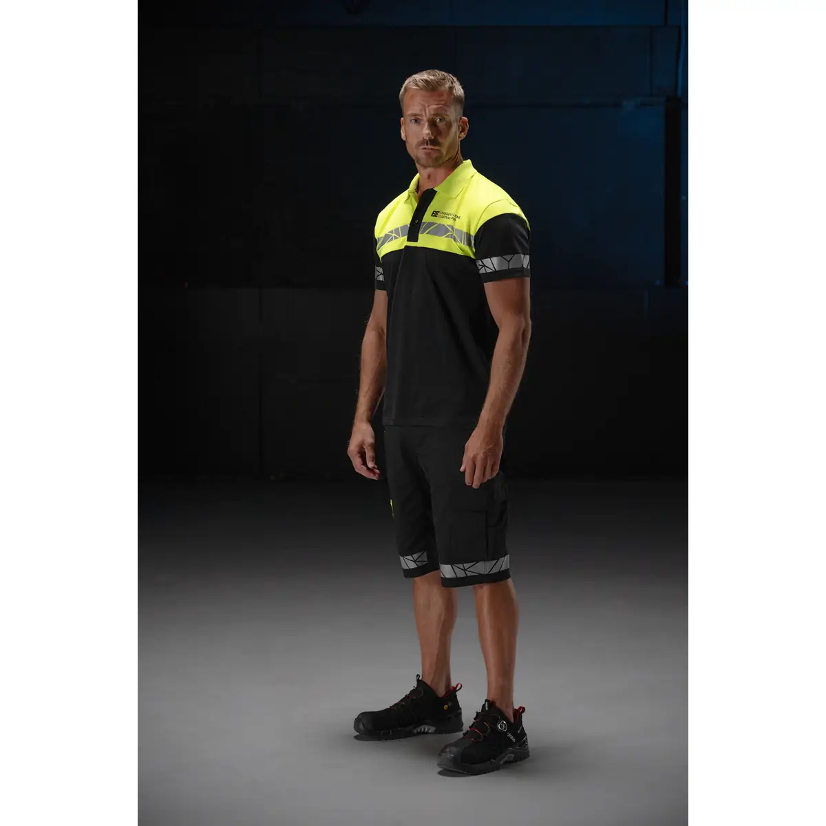 Pantalón corto hombre PROJOB PROGRESSION 7510 647510 1 Polo PROJOB PROGRESSION 7003 647003 y pantalón corto 7510 647510, vista lateral con modelo