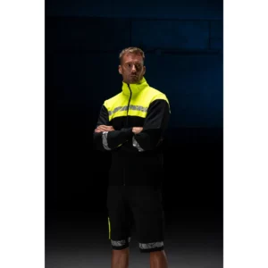 Sudadera PROJOB 7103 y pantalón corto PROGRESSION 7510, vista frontal con modelo
