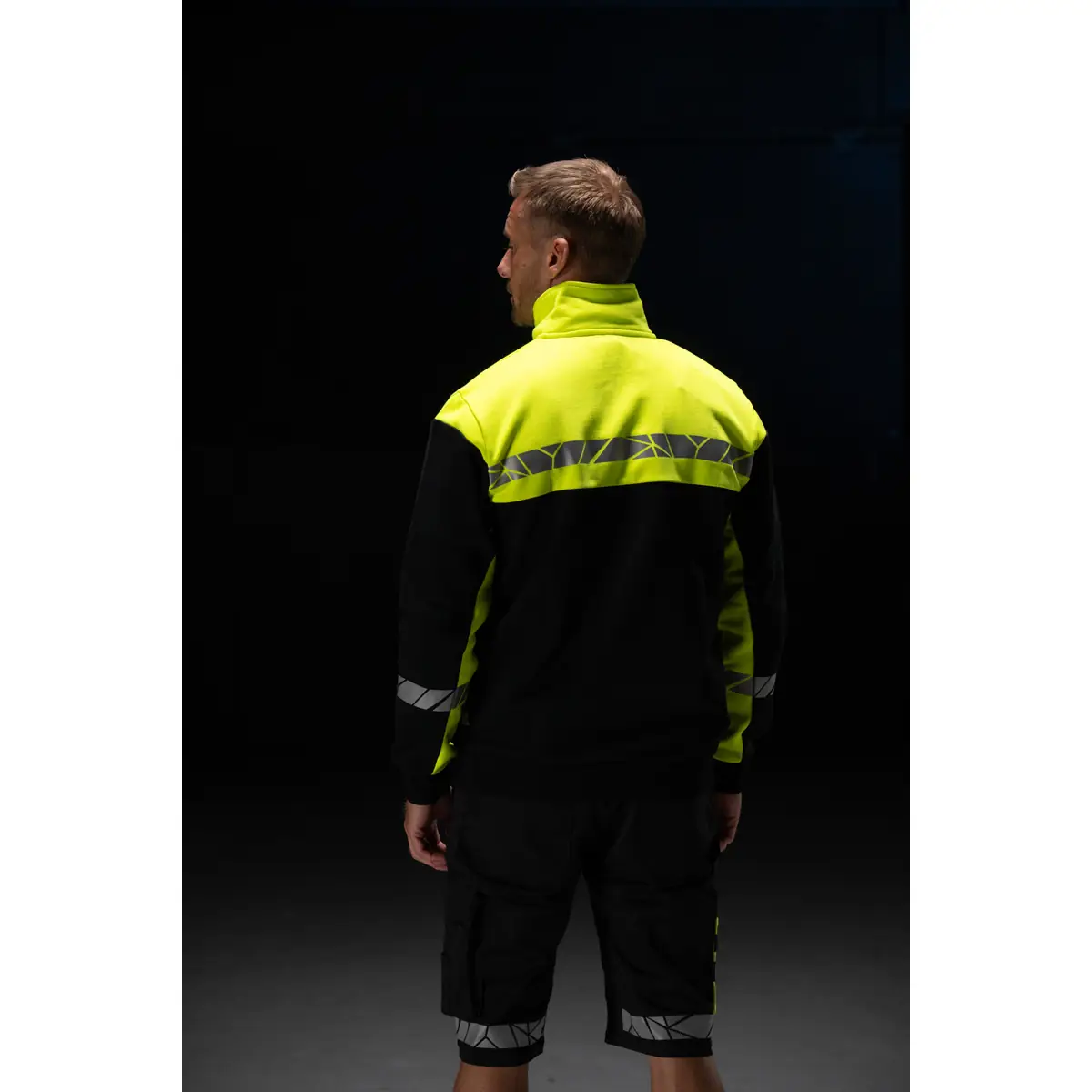 Pantalón corto hombre PROJOB PROGRESSION 7510 647510 14 Sudadera PROJOB 7103 y pantalón corto PROGRESSION 7510, vista posterior con modelo