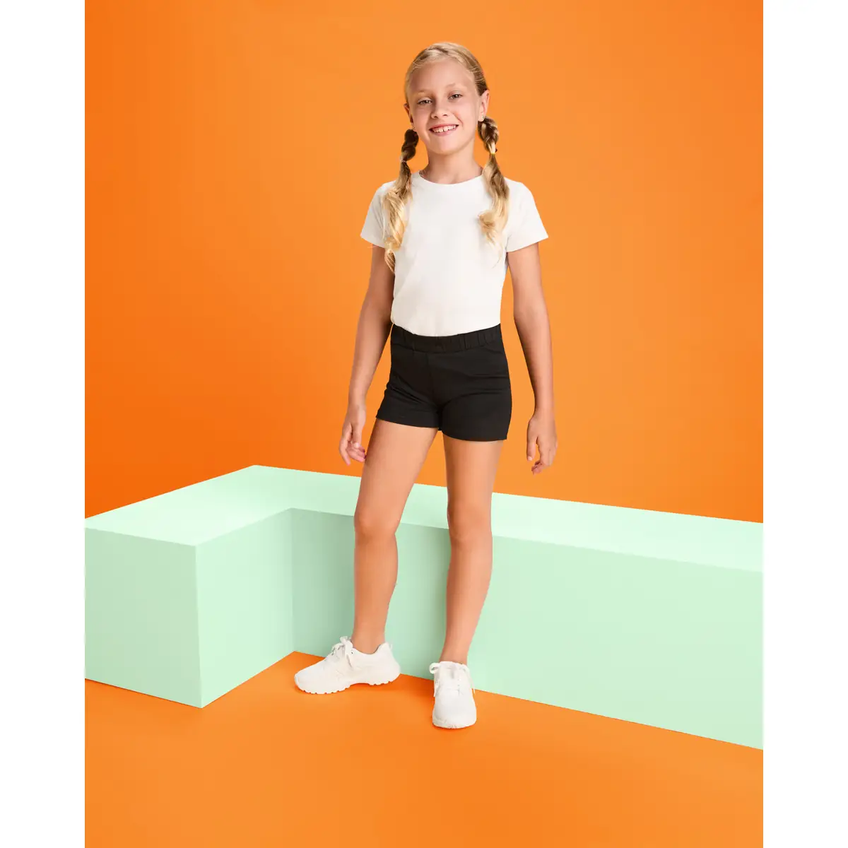Pantalón corto de algodón Roly Nelly 0322 2 Pantalón corto de algodón Roly Nelly 0322, negro, vista infantil con modelo