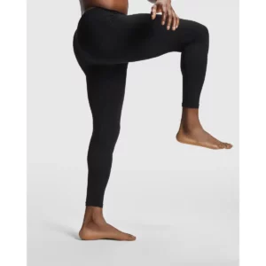 Malla térmica sin costuras Roly Better 0458, negro, vista de perfil con modelo