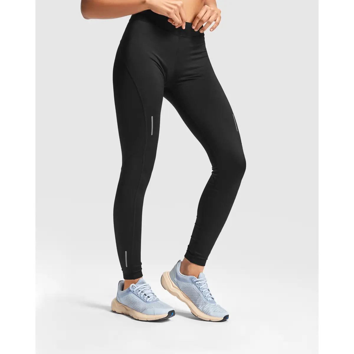 Malla larga running mujer Roly Adelaida 0459 2 Malla larga running mujer Roly Adelaida 0459, negro, vista lateral con modelo