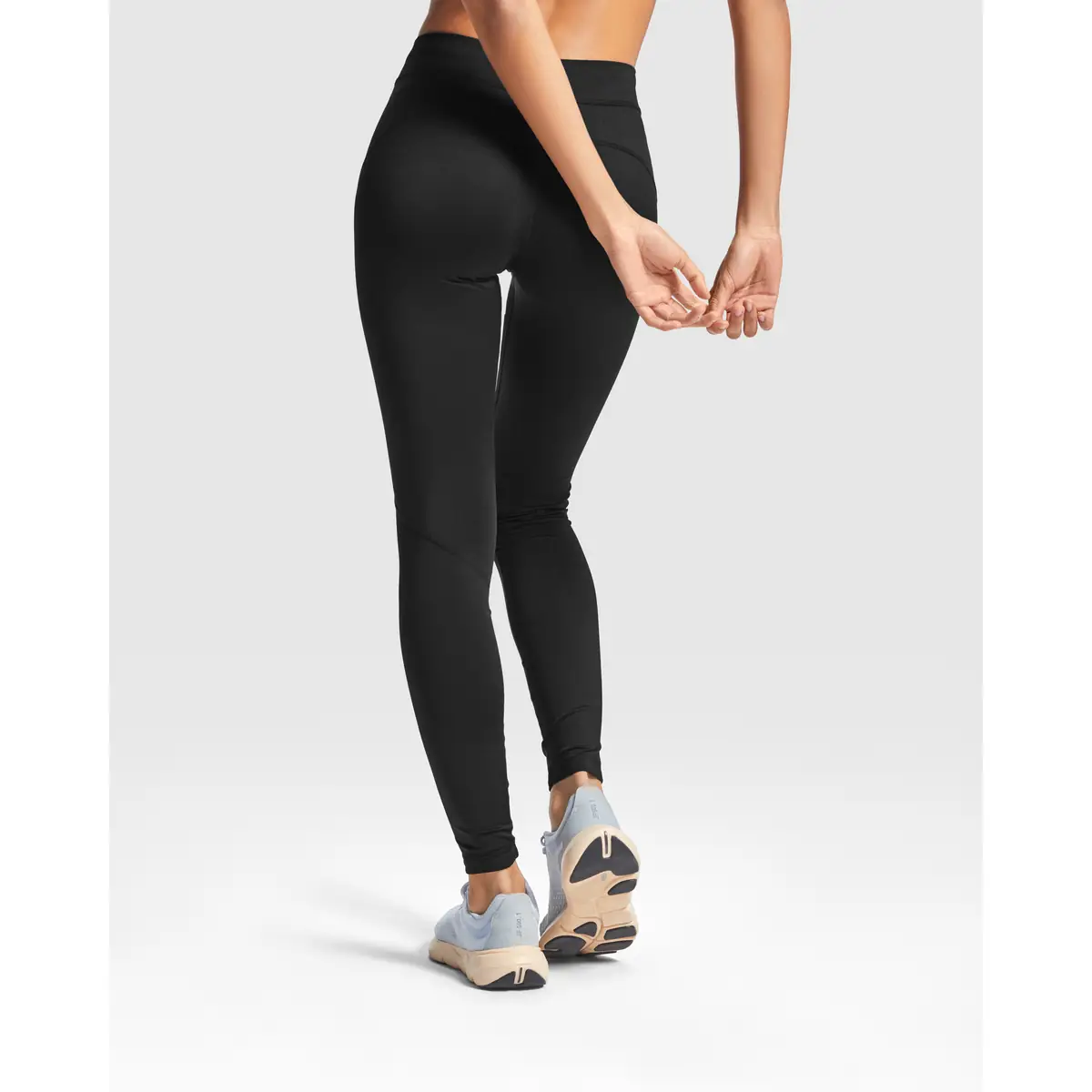 Malla larga running mujer Roly Adelaida 0459 3 Malla larga running mujer Roly Adelaida 0459, negro, vista posterior con modelo