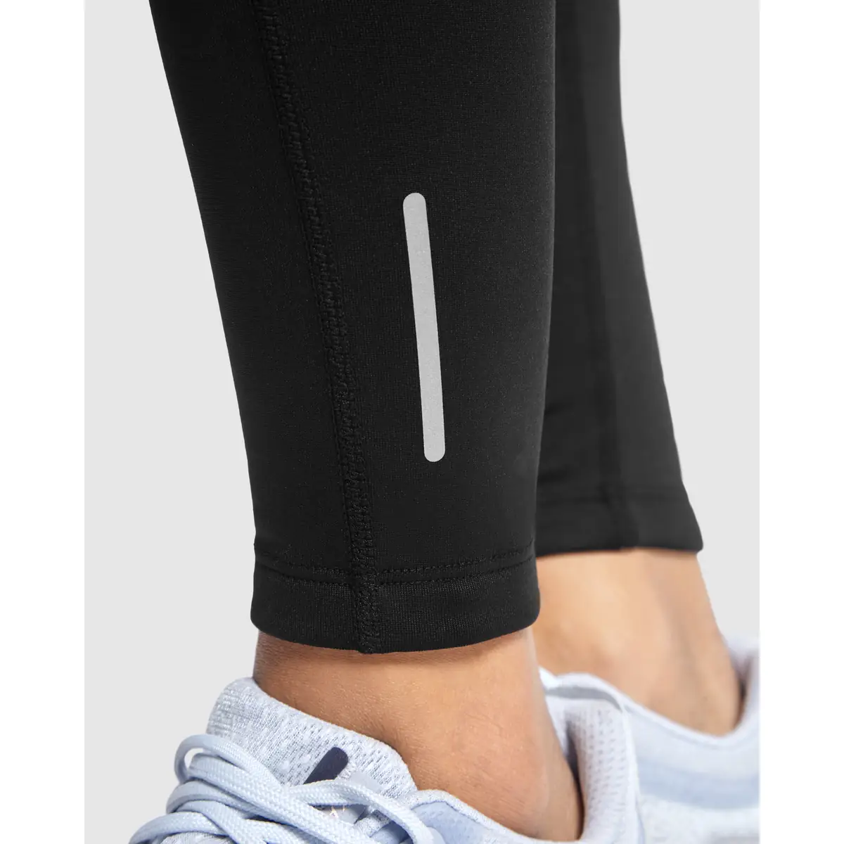 Malla larga running mujer Roly Adelaida 0459 6 Malla larga running mujer Roly Adelaida 0459, negro, detalle del bajo con modelo