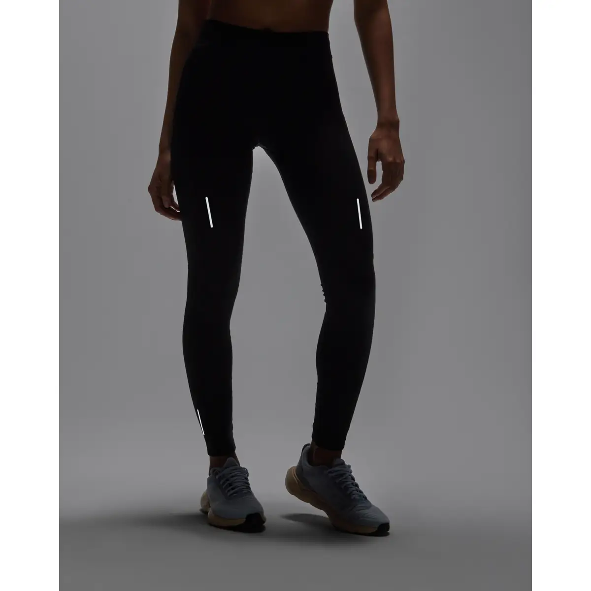 Malla larga running mujer Roly Adelaida 0459 7 Malla larga running mujer Roly Adelaida 0459, negro, vista de los detalles reflectantes con modelo