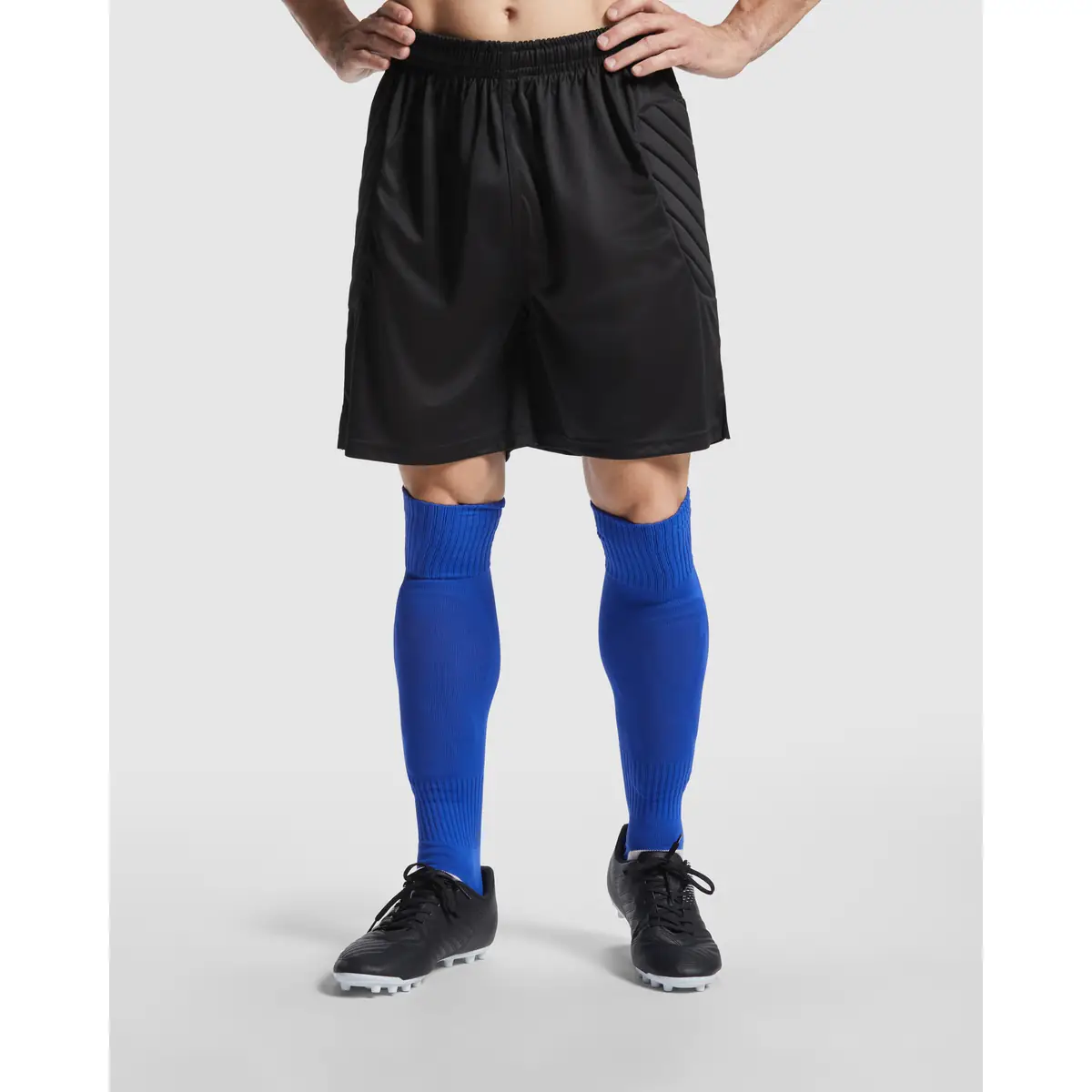 Pantalón corto de portero Roly Arsenal 0551 1 Pantalón corto de portero Roly Arsenal 0551, negro, vista frontal con modelo