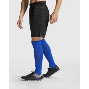 Pantalón corto de portero Roly Arsenal 0551, negro, vista lateral con modelo