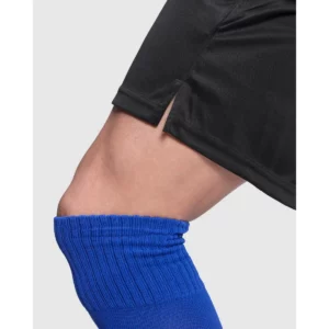 Pantalón corto de portero Roly Arsenal 0551, negro, detalle de la abertura lateral con modelo