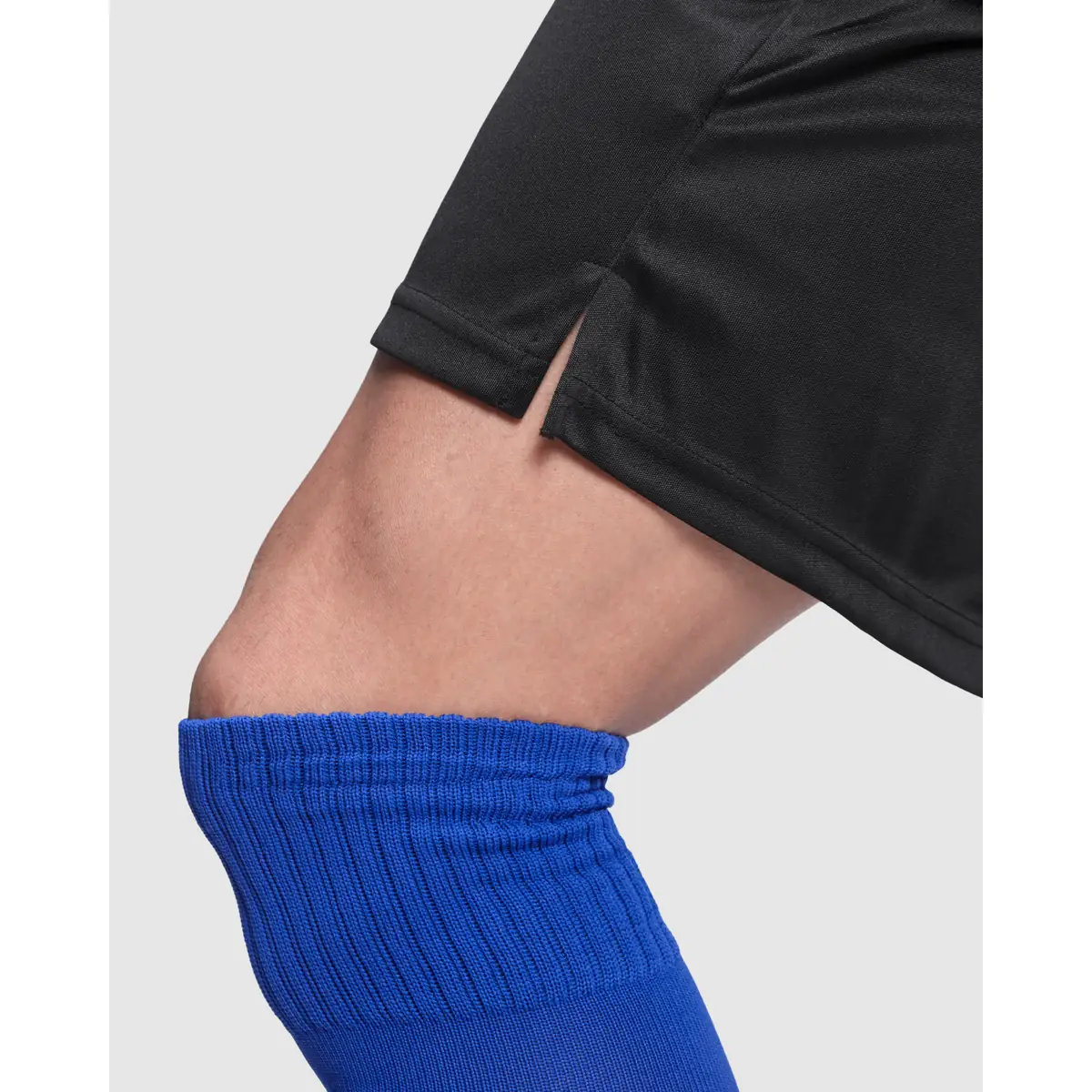 Pantalón corto de portero Roly Arsenal 0551 8 Pantalón corto de portero Roly Arsenal 0551, negro, detalle de la abertura lateral con modelo