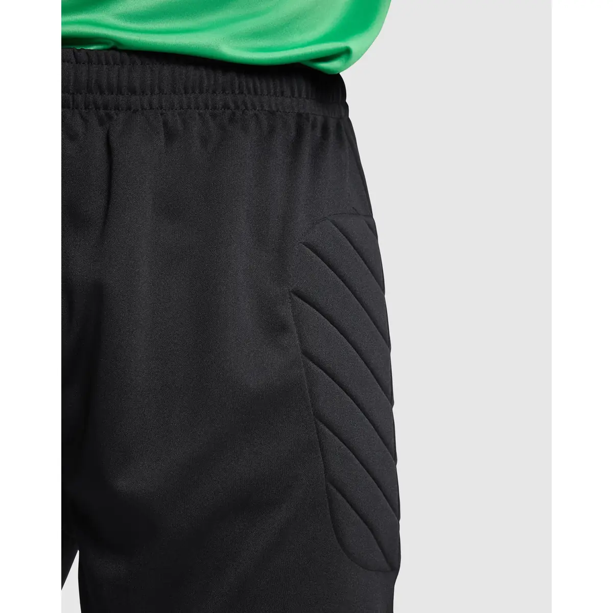 Pantalón largo de portero Roly Bayern 0552 6 Pantalón largo de portero Roly Bayern 0552, negro, detalle del panel acolchado con modelo