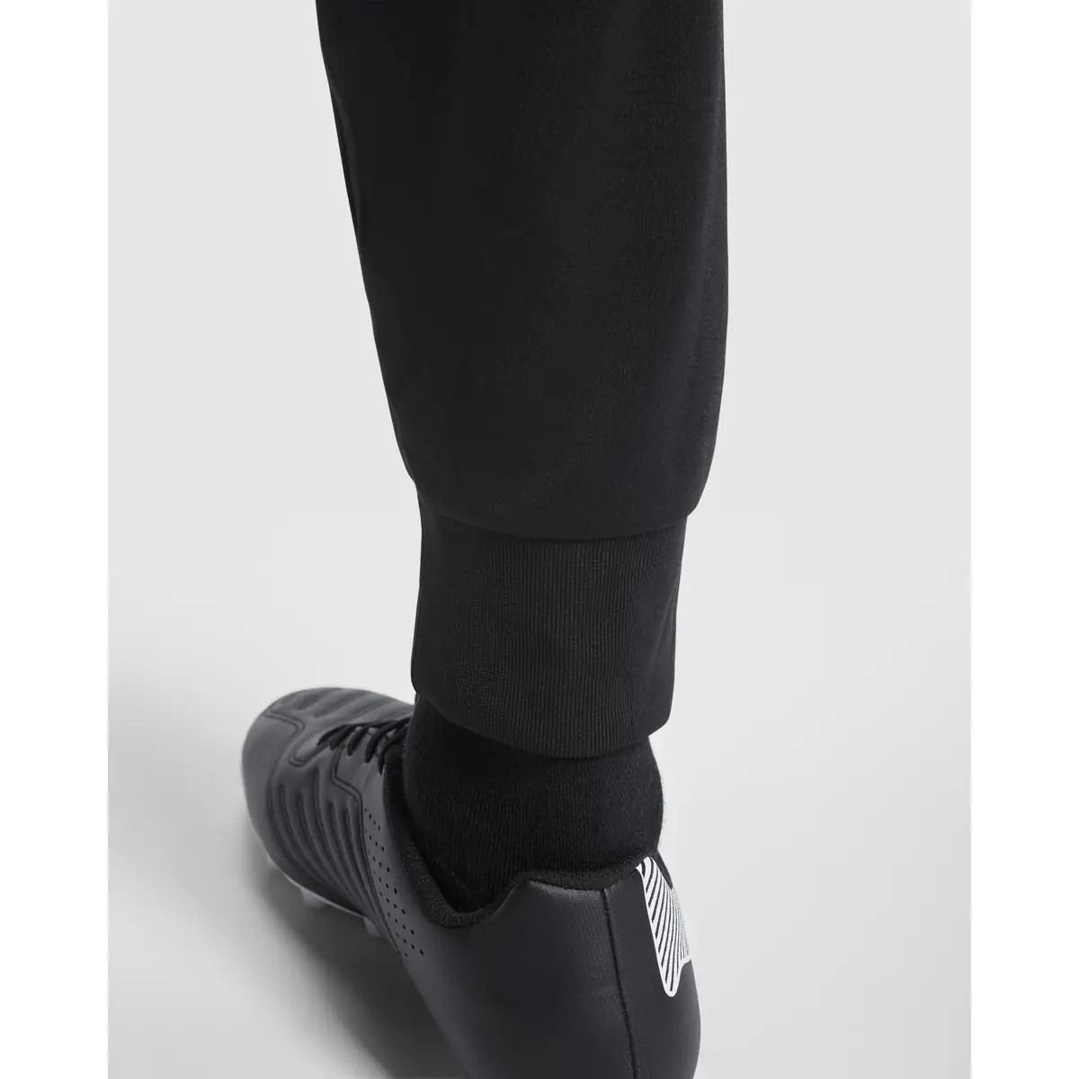 Pantalón largo de portero Roly Bayern 0552 7 Pantalón largo de portero Roly Bayern 0552, negro, detalle del tobillo con modelo