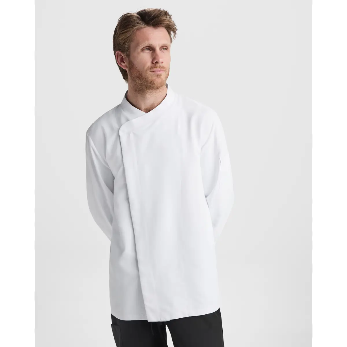 Chaqueta de cocina unisex Roly WRK Dabiz 4500 2 Chaqueta de cocina unisex Roly WRK Dabiz 4500, blanco, segunda vista con modelo