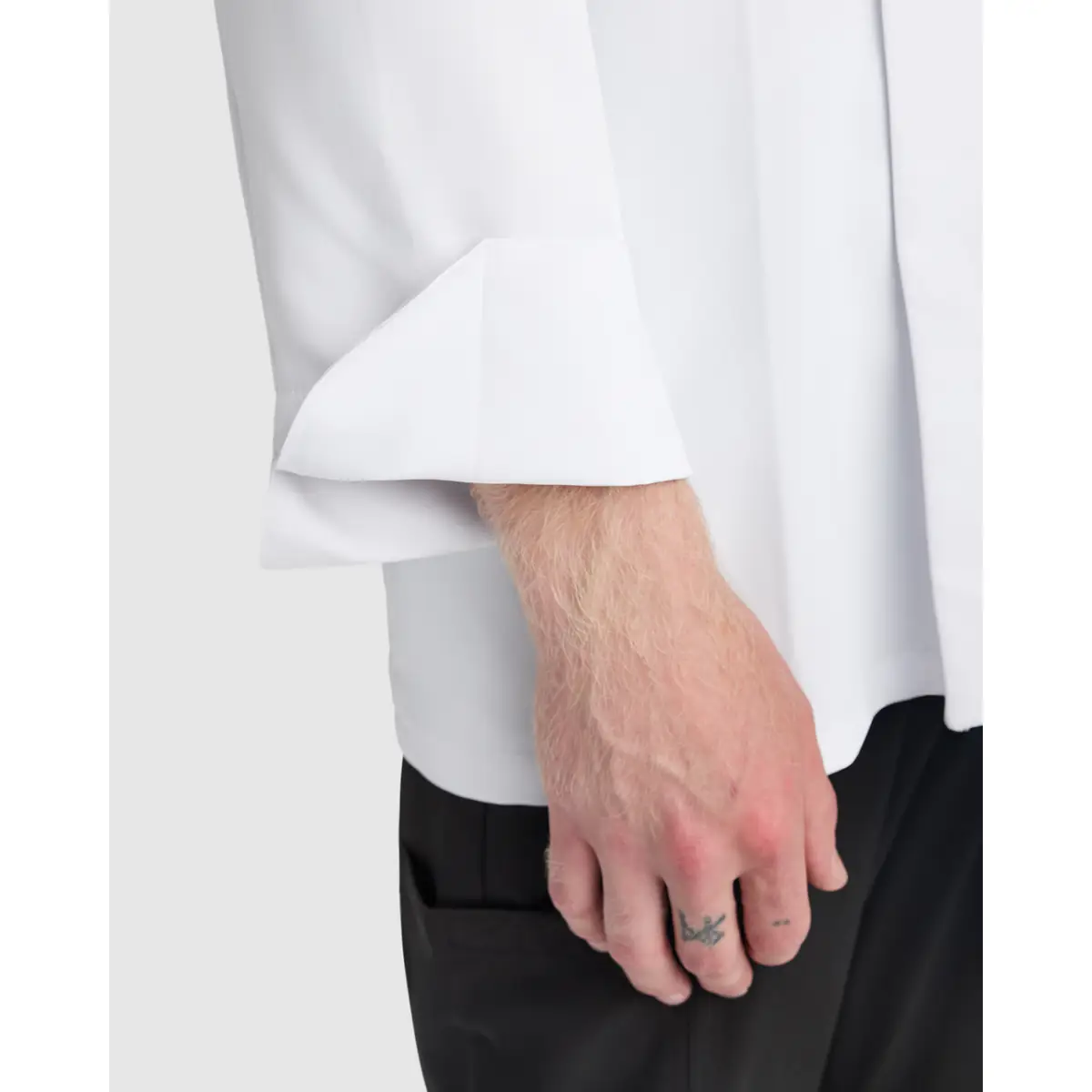Chaqueta de cocina unisex Roly WRK Dabiz 4500 3 Chaqueta de cocina unisex Roly WRK Dabiz 4500, blanco, detalle del puño vuelto con modelo