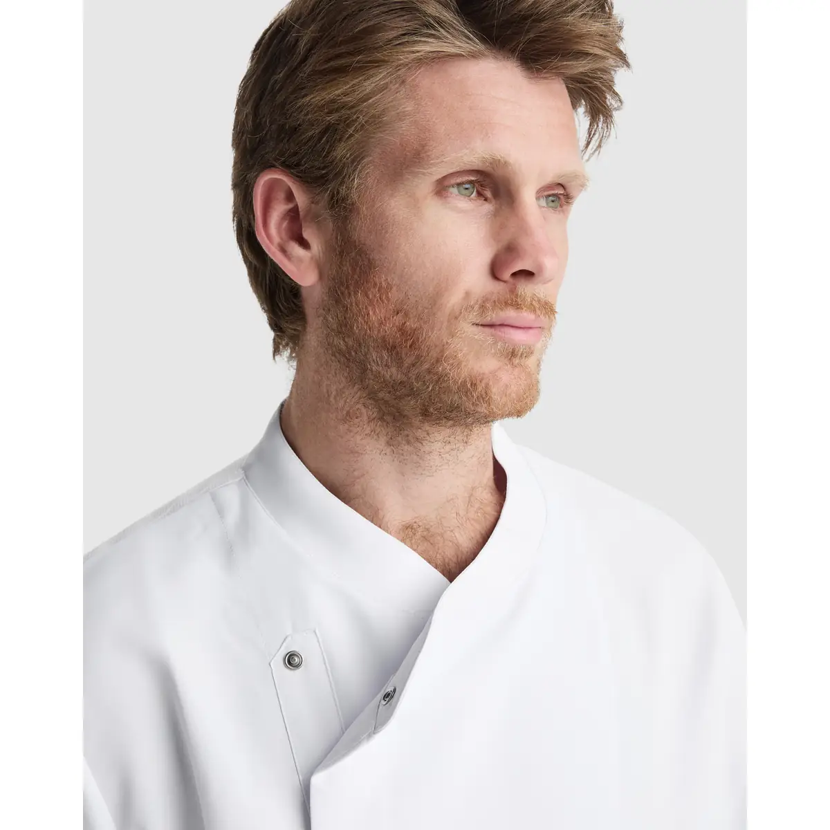 Chaqueta de cocina unisex Roly WRK Dabiz 4500 4 Chaqueta de cocina unisex Roly WRK Dabiz 4500, blanco, detalle del escote y el cierre con modelo