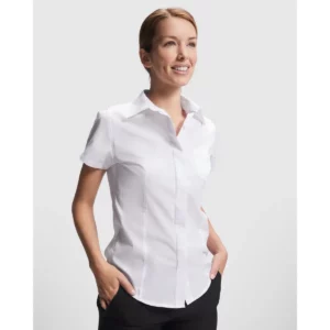 Camisa manga corta mujer Roly WRK Sofia 5061, blanco, segunda vista frontal con modelo